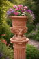 Preview: Vase en terre cuite avec ornements et motifs de sphinx
