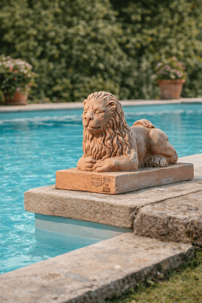 Lion couché en terracotta Impruneta originale – sculpture classique résistante au gel