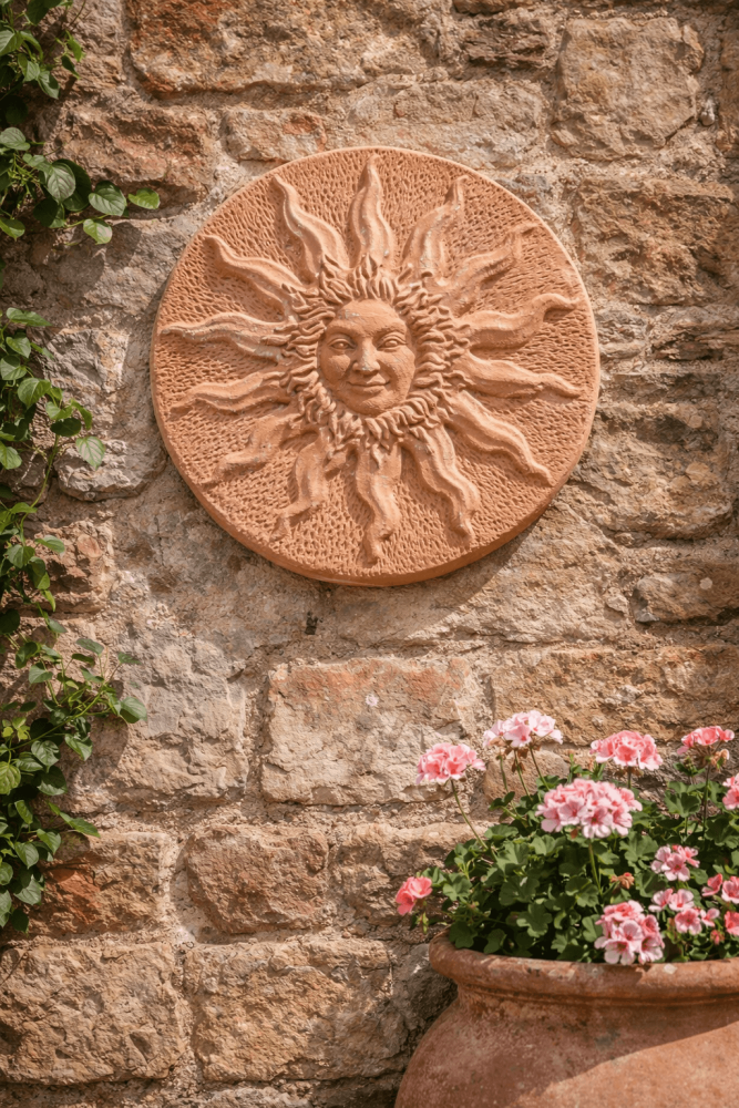 Relief soleil en terre cuite d’Impruneta – décoration méditerranéenne pour intérieur et extérieur